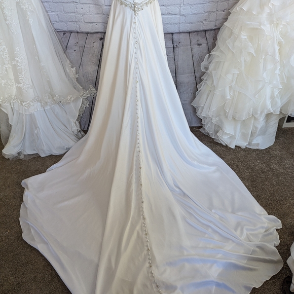 Wedding dress - Picture 7 of 9